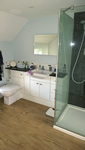 Modern en-suite bathroom